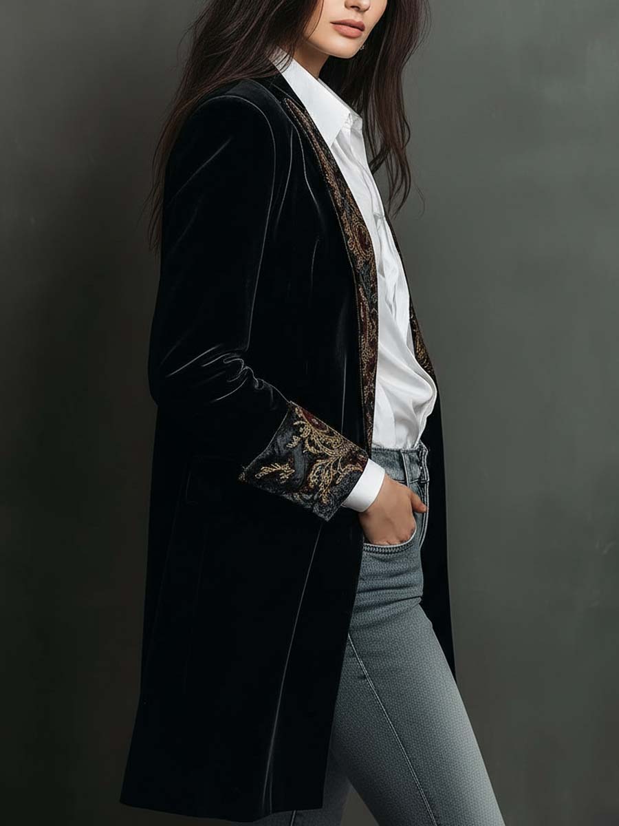 Camilla | Blazer entallado negro con estampado barroco