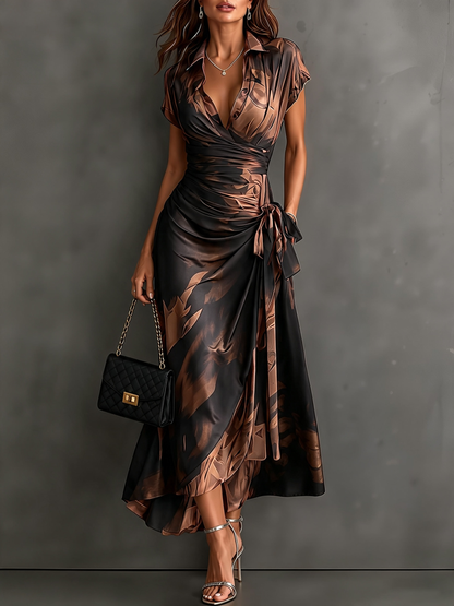 Rosalie | Vestido midi cruzado con estampado abstracto, escote en V, manga corta, cinturón y bajo asimétrico con volante