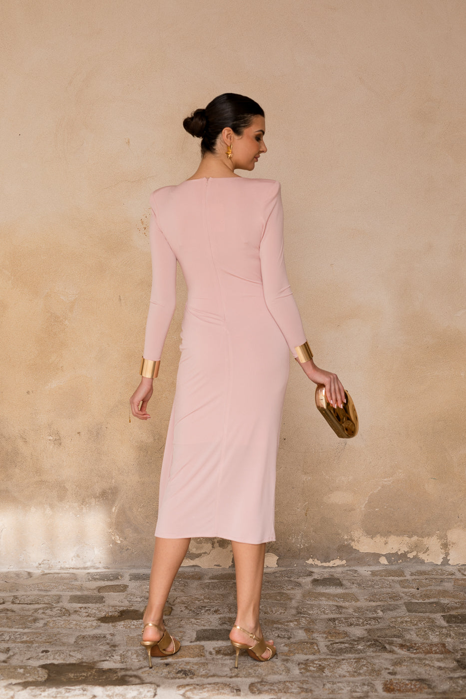 Vestido midi hombreras rosa nude