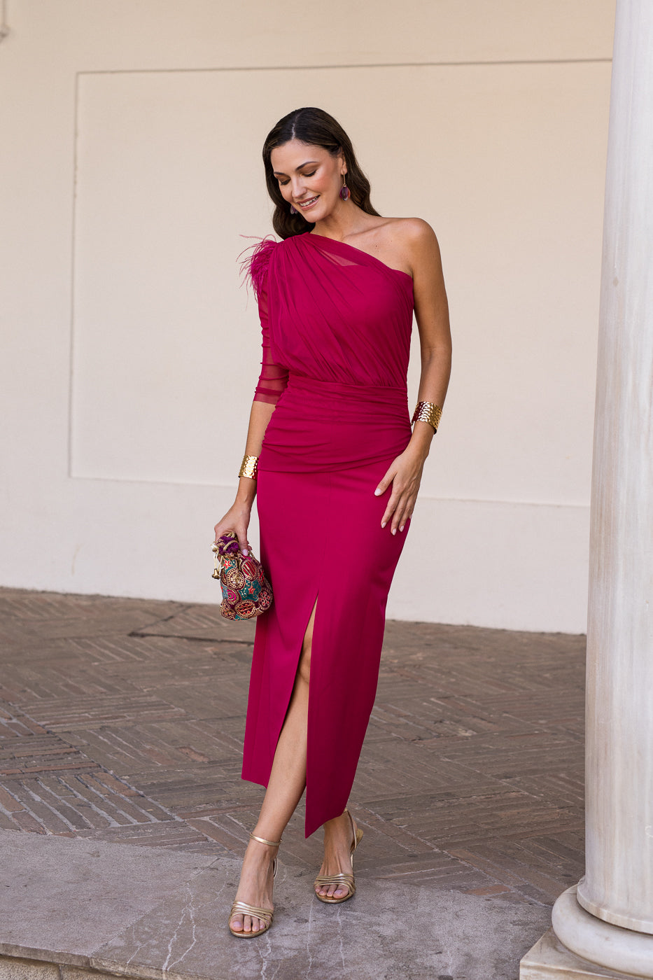 Vestido midi drapeado asimétrico cereza