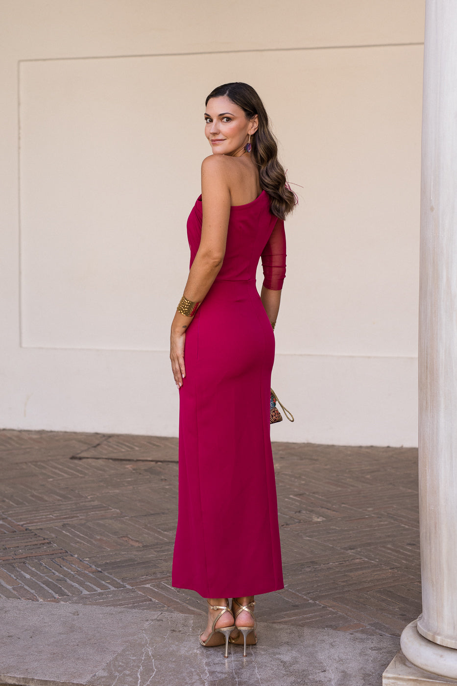 Vestido midi drapeado asimétrico cereza