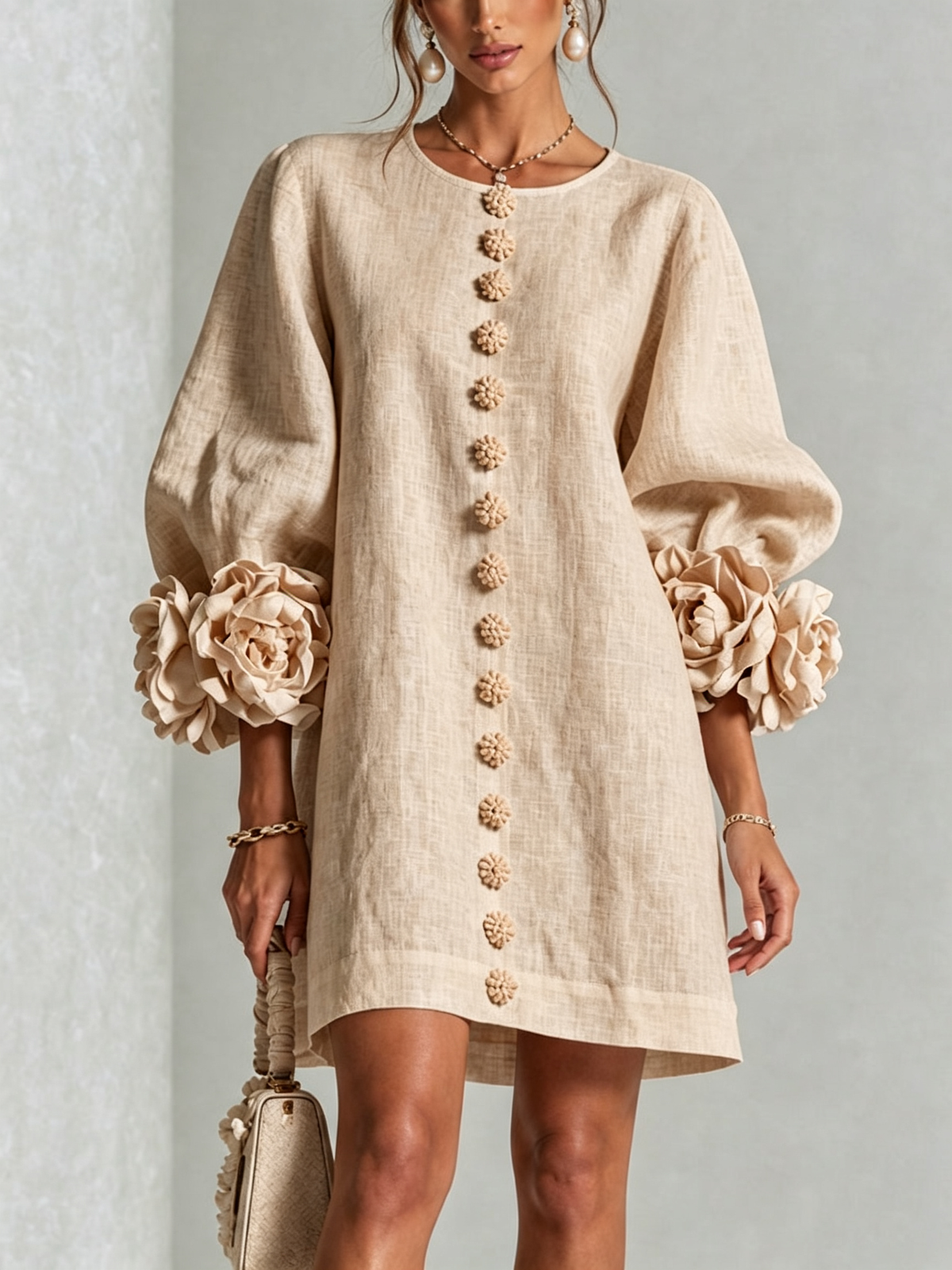 Ambre | Vestido corto beige de mezcla de lino con puños en forma de rosa