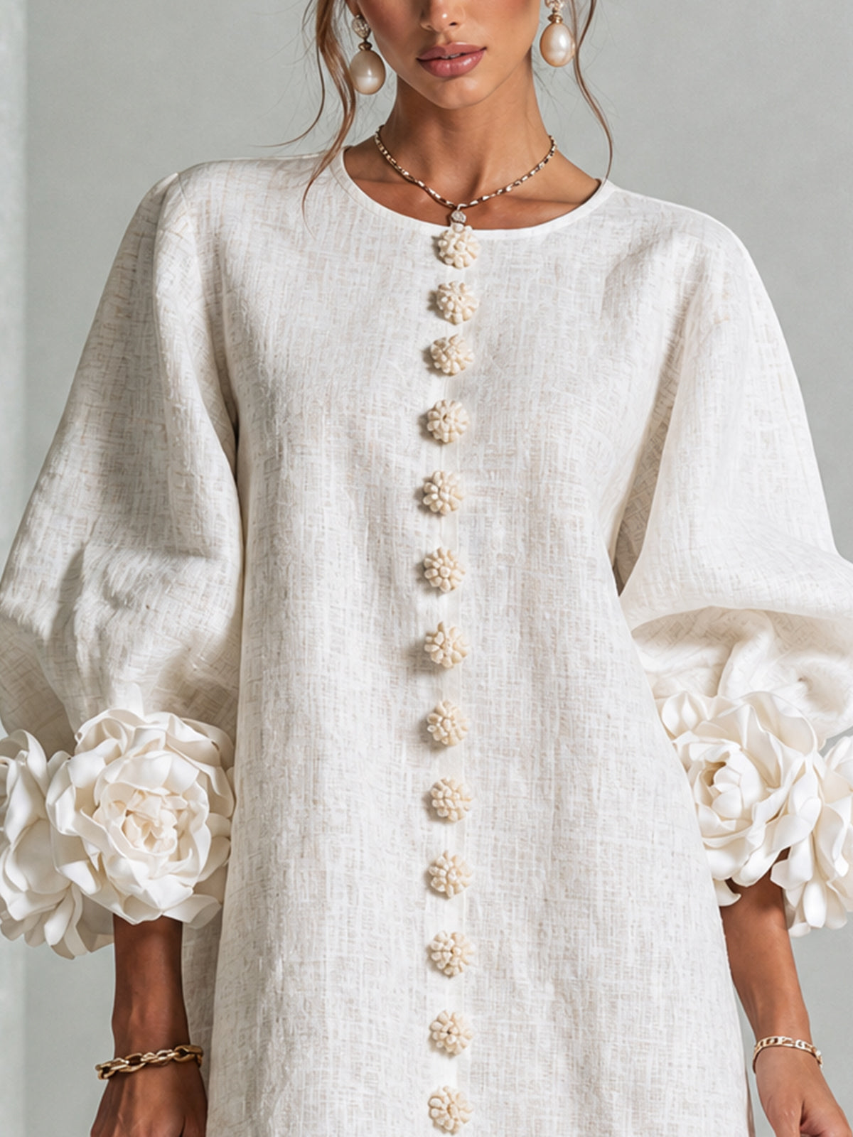 Amara | Vestido corto elegante con botones florales